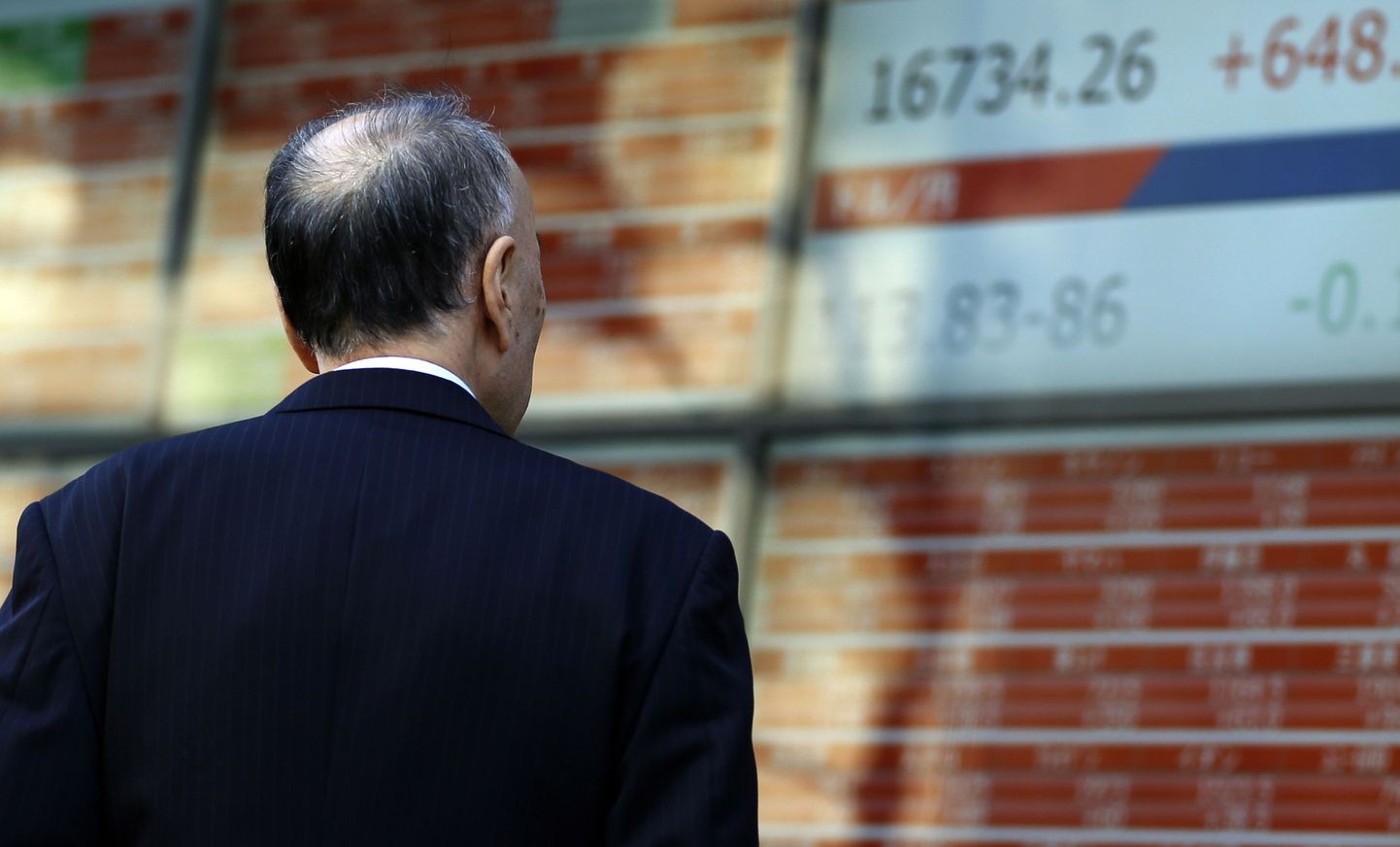 Mees vaatab Jaapani börsi aktsiaid.