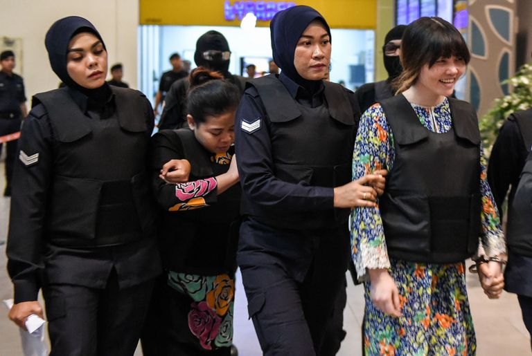 Politseinikud eskortimas Doan Thi Huongi (paremal) ja Siti Aishahi.