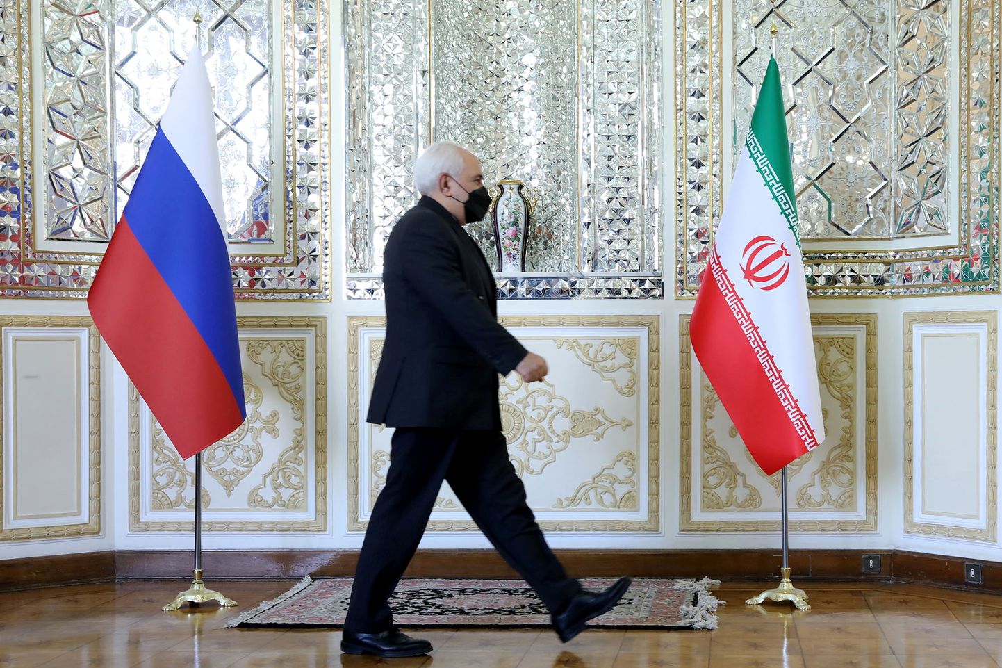 Iraani välisminister Mohammad Javad Zarif möödumas Iraani ja Venemaa lipust enne kohtumist Venemaa välisministri Sergei Lavroviga Teheranis.