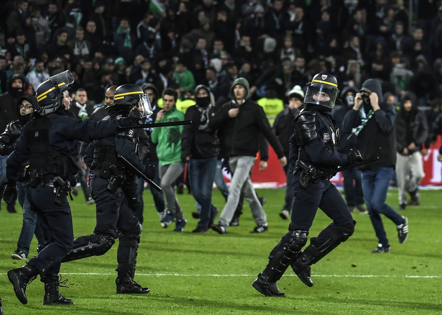 Prantsusmaa märulipolitsei jalgpalliväljakul.