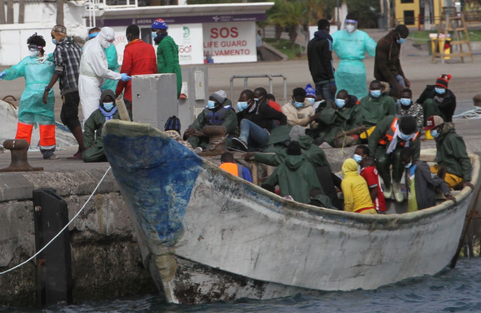 Mitukümmend migranti jõudis kipaka paadiga Tenerifele.