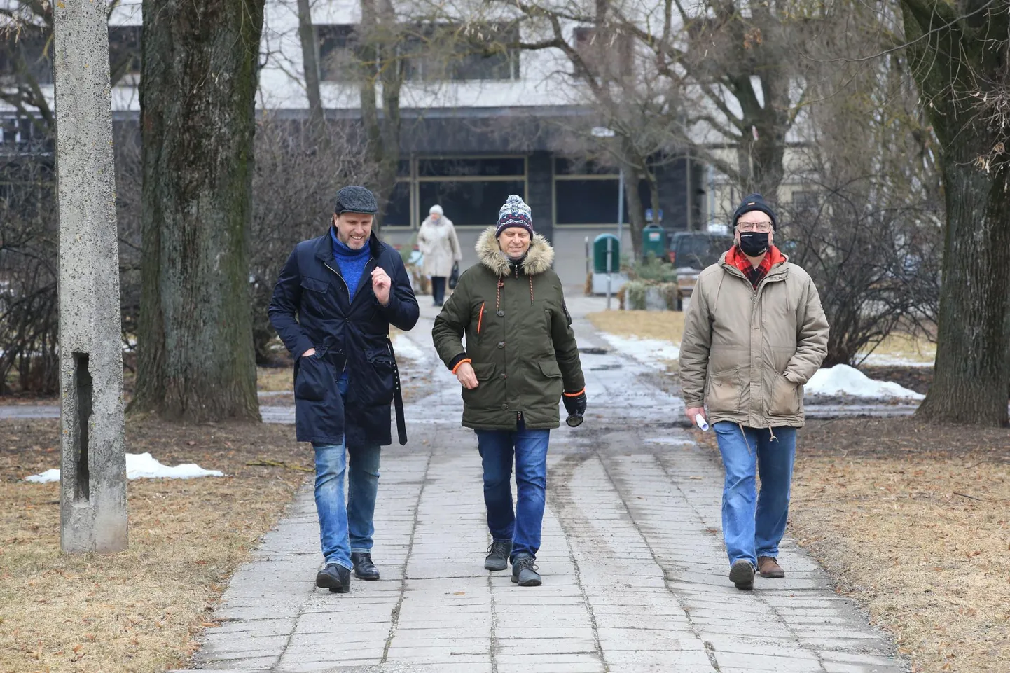 Valimisliidu Tartu Eest liikmed Tanel Tein (vasakult), Margus Jaanovits ja Vahur Kalmre Tartu keskpargis.