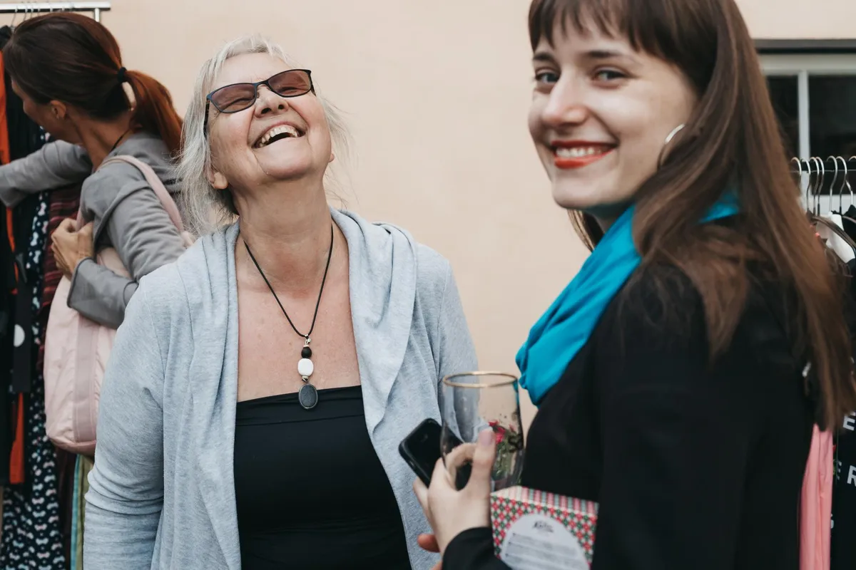 Tuub ei küsi kandaja kaalu ega vanust, vaid kaunistab kõiki. Vasakul särab Helgi Menšikov, kes kannab tuubi kleidina, paremal tema lapselaps, tuub sallina kaelas.