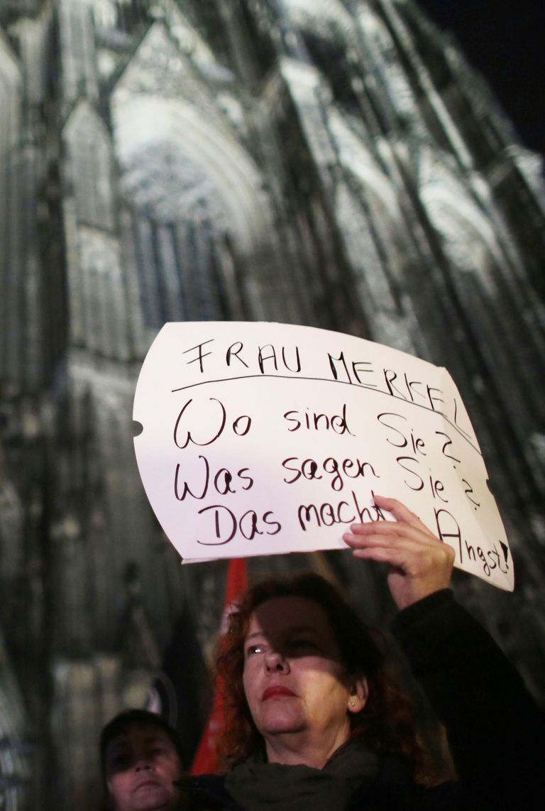 Надпись на плакате: «Госпожа Меркель! Где вы? Что вы говорите? Это нас пугает!» Фото: AP/Scanpix
