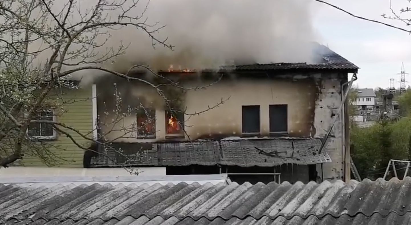 Пожар в частном доме на нарвской улице Йыэ 20 мая.