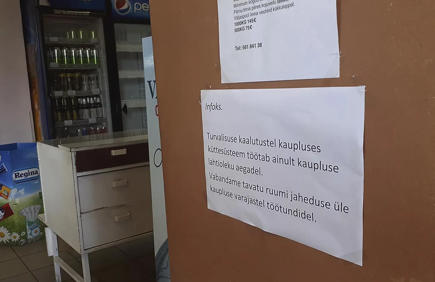 Kui mõni kauplus kütab hoonet, pannakse teistes üles sildid, millega vabandatakse jaheduse pärast.