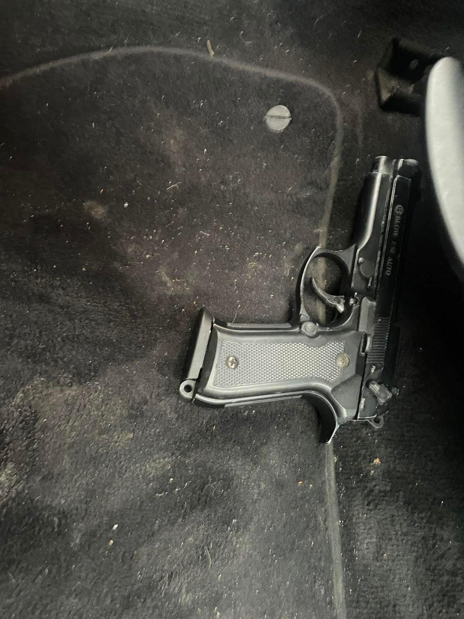 Под сиденьем водителя оказался предмет, похожий на оружие.