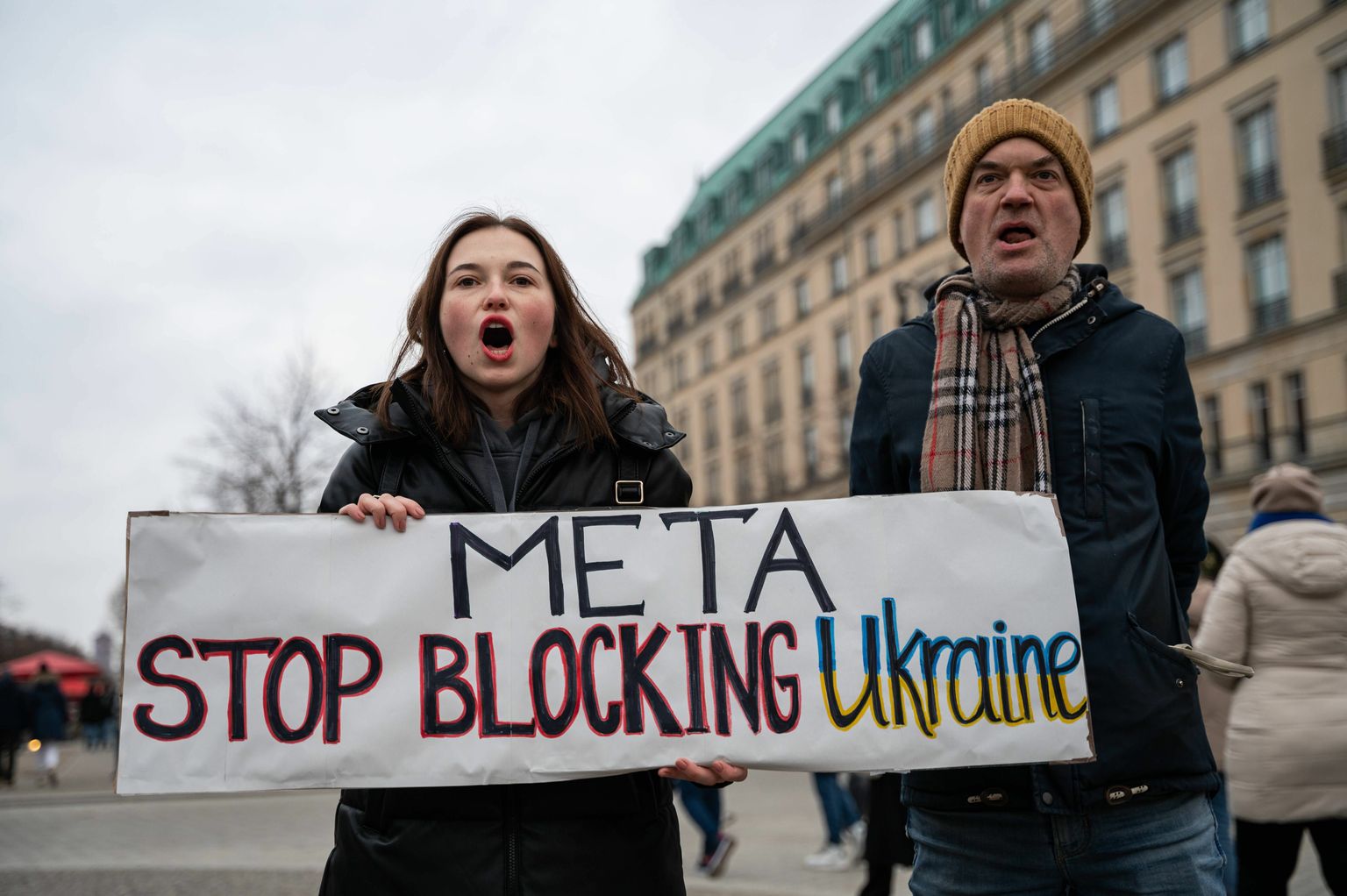 Демонстранты возле посольства США в Берлине в середине ноября уже требовали от компании Meta положить конец блокировке пользователей, поддерживающих Украину. Теперь то же самое происходит и в Литве.