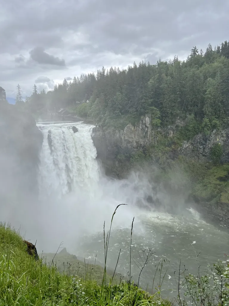82-meetri kõrgune Snoqualmie kosk on üks populaarsemaid vaatamisväärsuseid Seattle’i lähistel. See on ka Snoqualmie põlisrahvale olulise spirituaalse tähendusega paik.