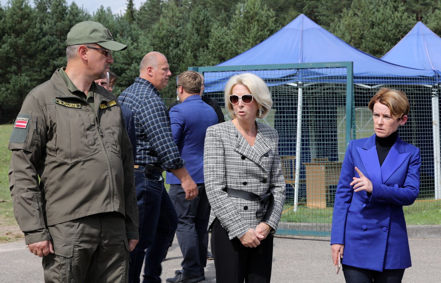 Valsts robežsardzes priekšnieks Guntis Pujāts, Saeimas priekšsēdētāja Ināra Mūrniece un iekšlietu ministre Marija Golubeva vizītes laikā Silenes robežpunktā uz Latvijas-Baltkrievijas robežas.