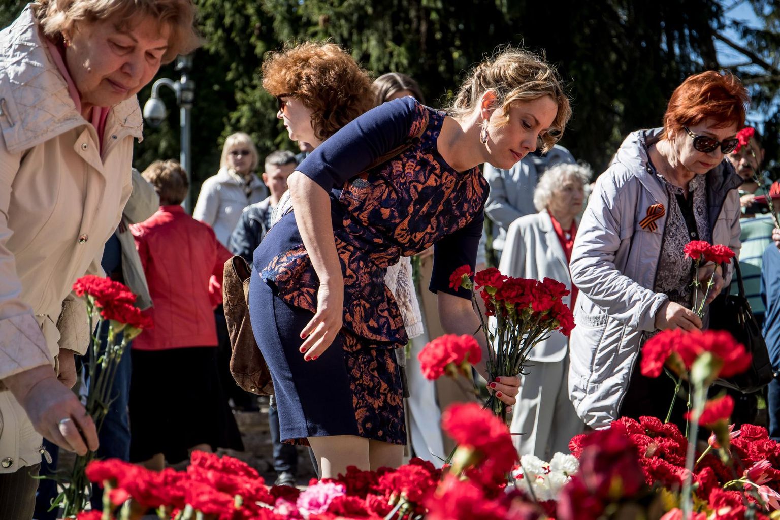 2018. aastal viis Tallinnas pronkssõduri juurde lilli ka Keskerakonna ja praegune riigikogu liige Oudekki Loone (sinises riietuses).