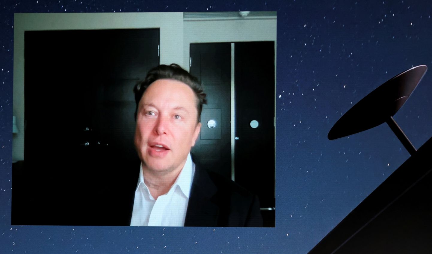 SpaceX-i asutaja Elon Musk videolingi kaudu Starlinki tutvustamas.