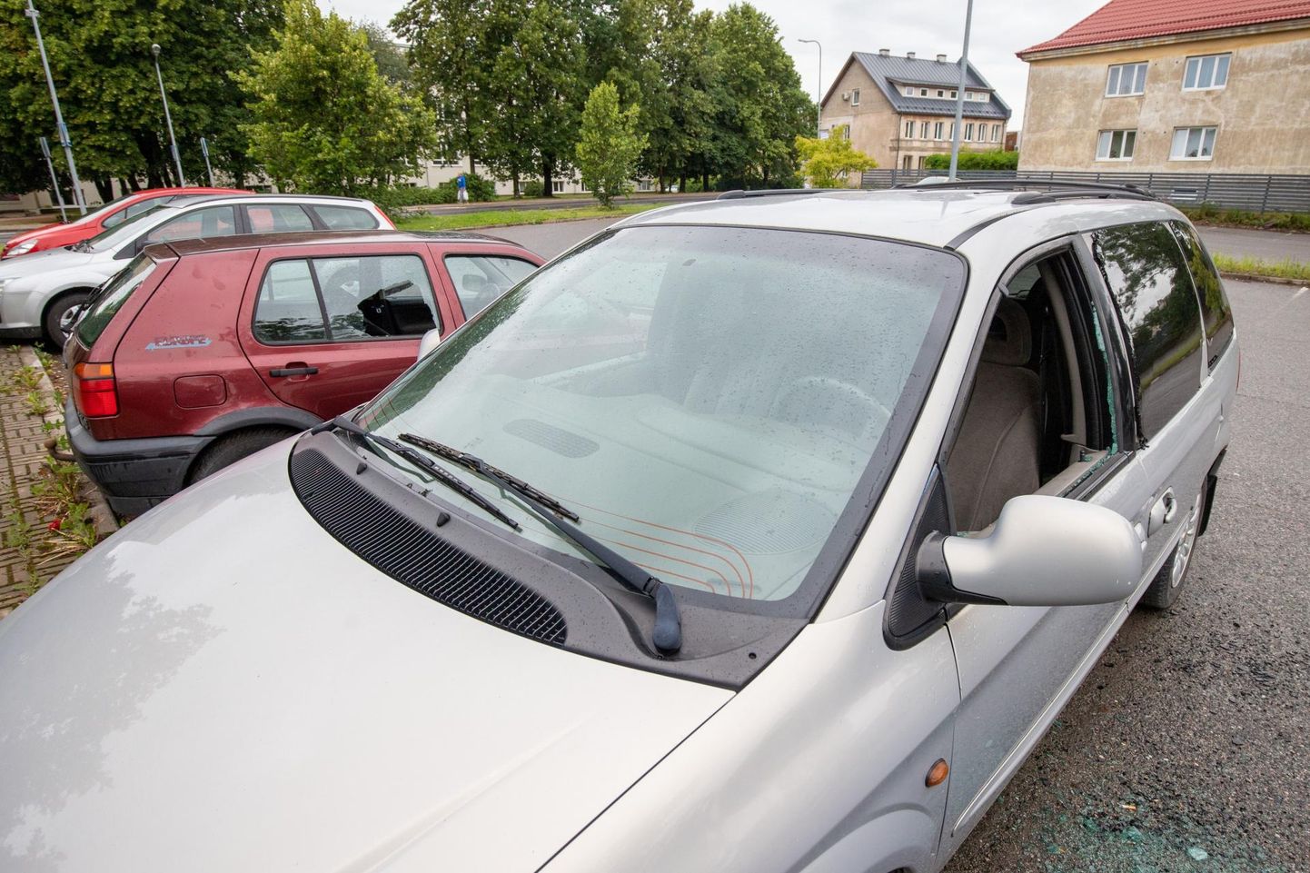 Rakveres Tallinna ja Võidu tänava ristmiku lähedal parklas on autodel aknad lõhutud.