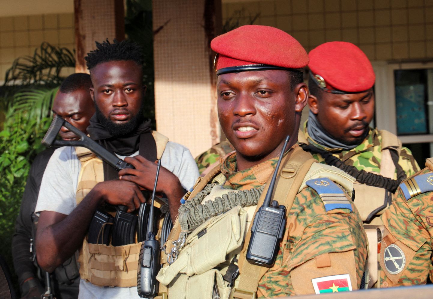 Burkina Faso huntaliider Ibrahim Traoré (keskel) Ouagadougous 2. oktoober 2022.