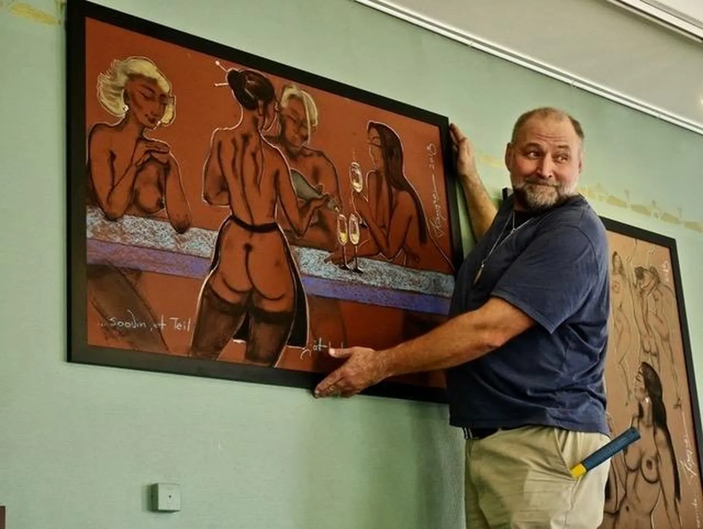 Victoria hotelli restorani on kujur ja kunstnik üles seadnud 21 raidkuju ja mitukümmend aktimaali.