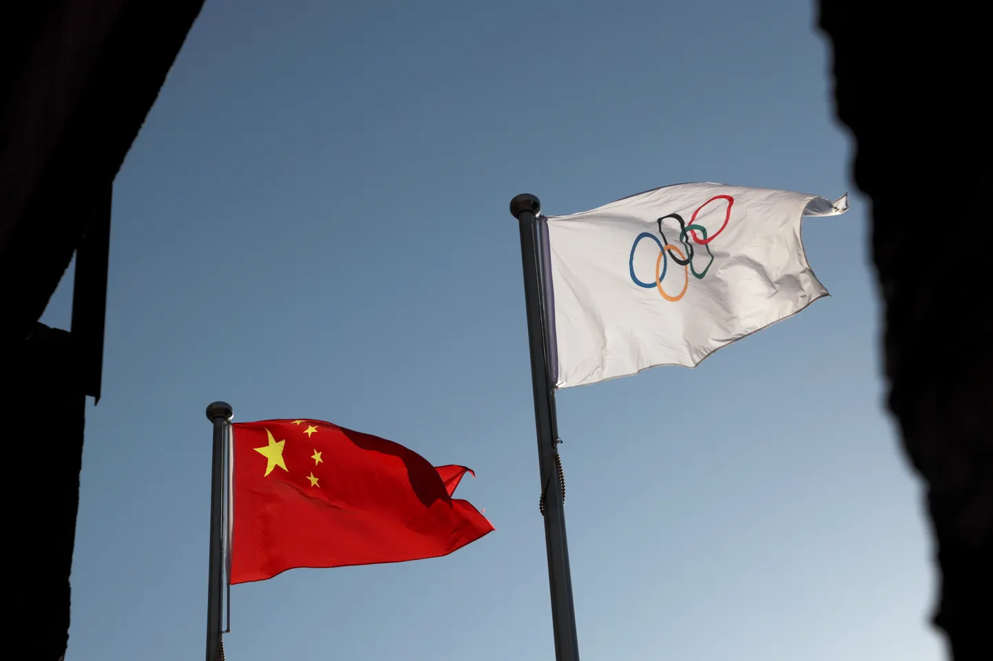 Ķīnas karogs un olimpiskais karogs