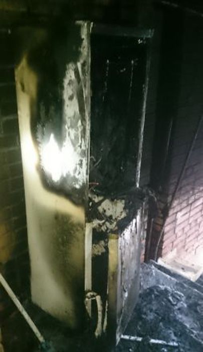 Pärnus Rohu tänaval tibulana tuntud ühiselamu tüüpi kortermajas põles lukustatud trepikojas külmik.
