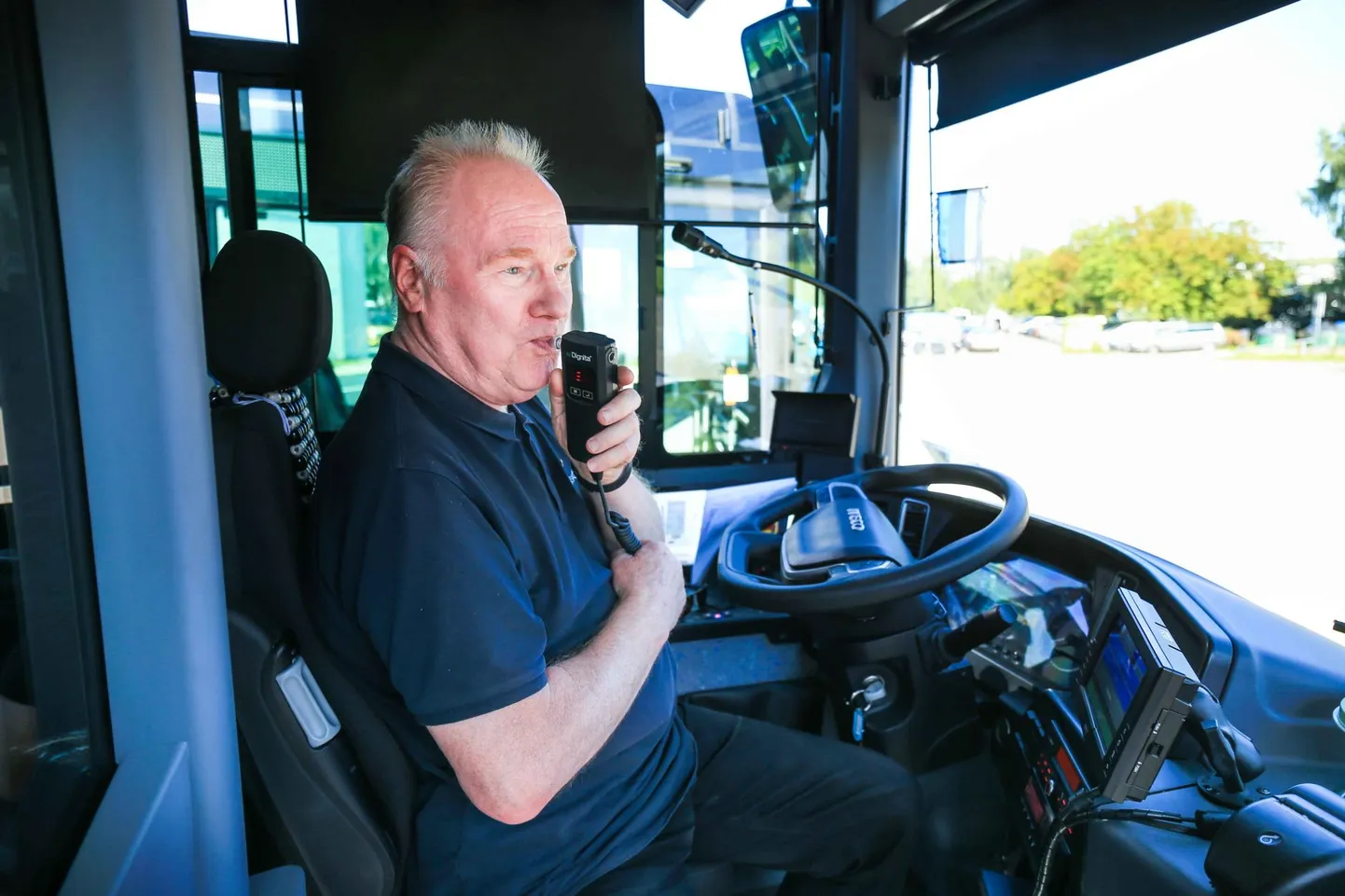 Hansaliinide bussijuht Väino Kägo ning ta kolleegid peavad enne bussi käivitamist tõestama oma kainust alkomeetrile.
