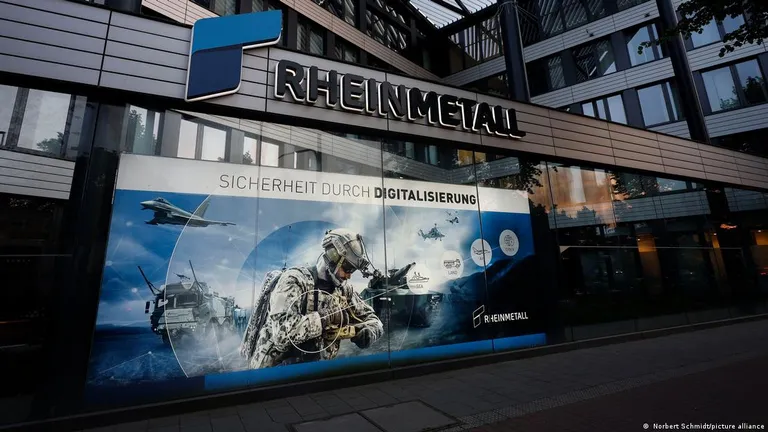 "Безопасность благодаря цифровизации" гласит лозунг на плакате перед входом в штаб-квартиру Rheinmetall в Дюссельдорфе