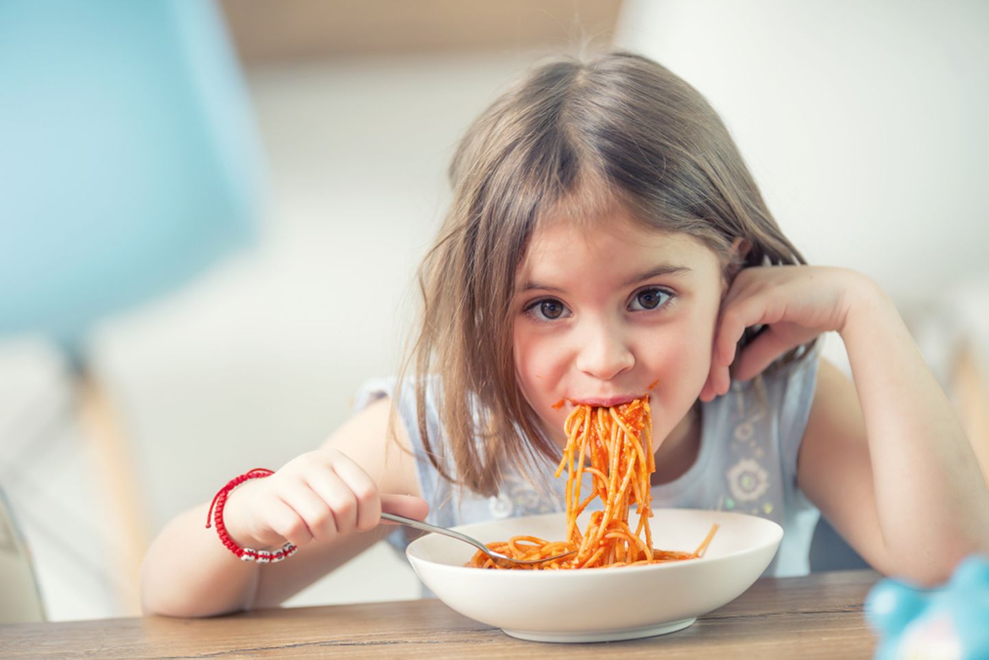 Laps sööb spagette. Pildil on illustratiivne tähendus.