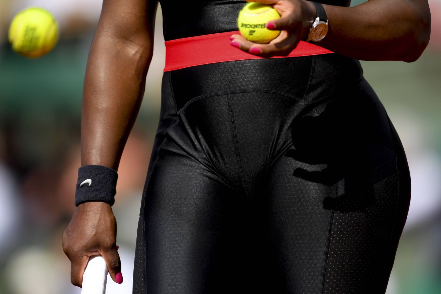 Serena Williams naasis väljakutele omapärases superkangelase kehakatet meenutavas kostüümis.