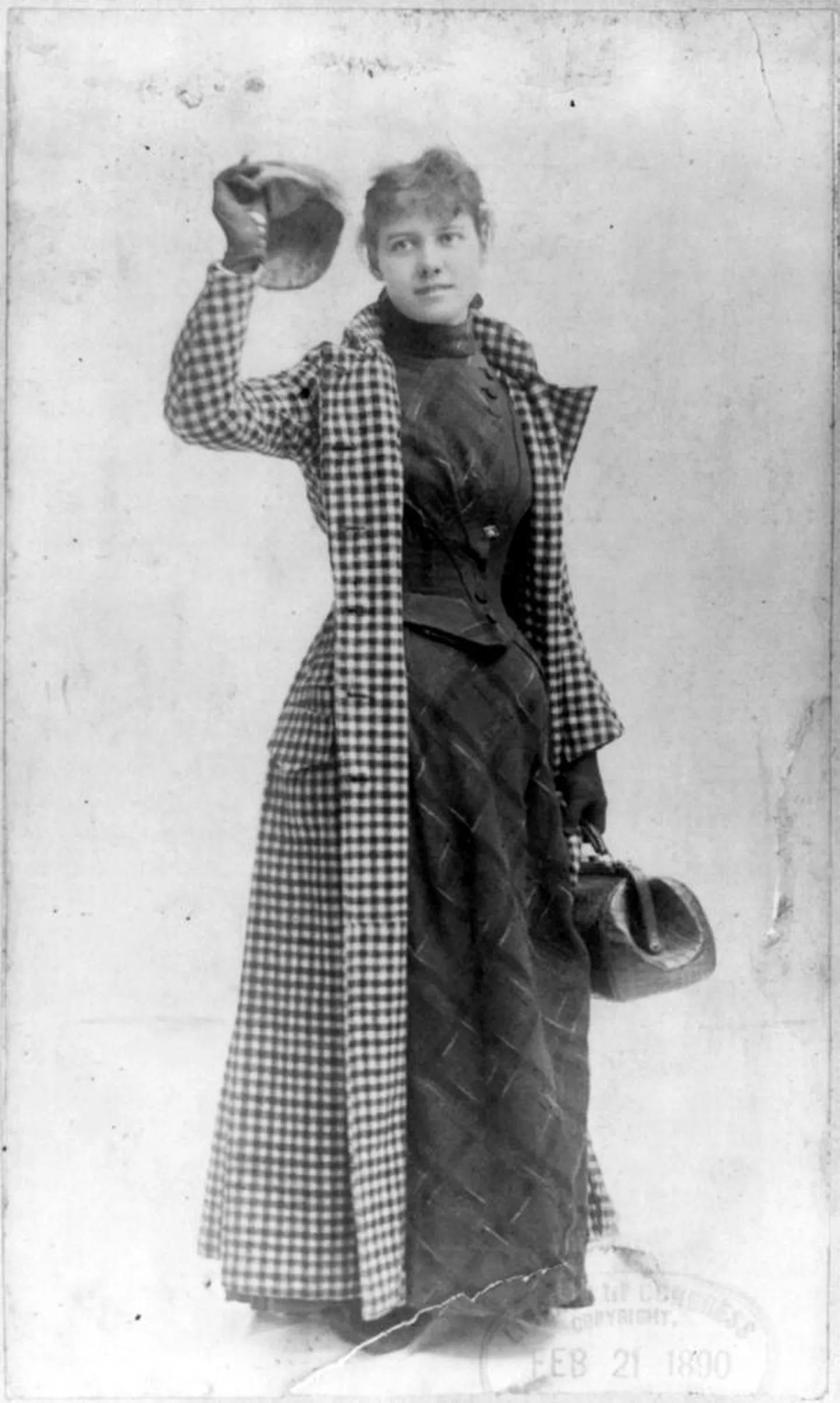 Nellie Bly reisikostüümis. ​Säärasteks ajakirjanduslikeks aktsioonideks nagu reportaaž ümbermaailmareisilt oli vaja nooruslikku tulipäisust; elutarkus ja põhjalikud teadmised sunniti tagaplaanile.