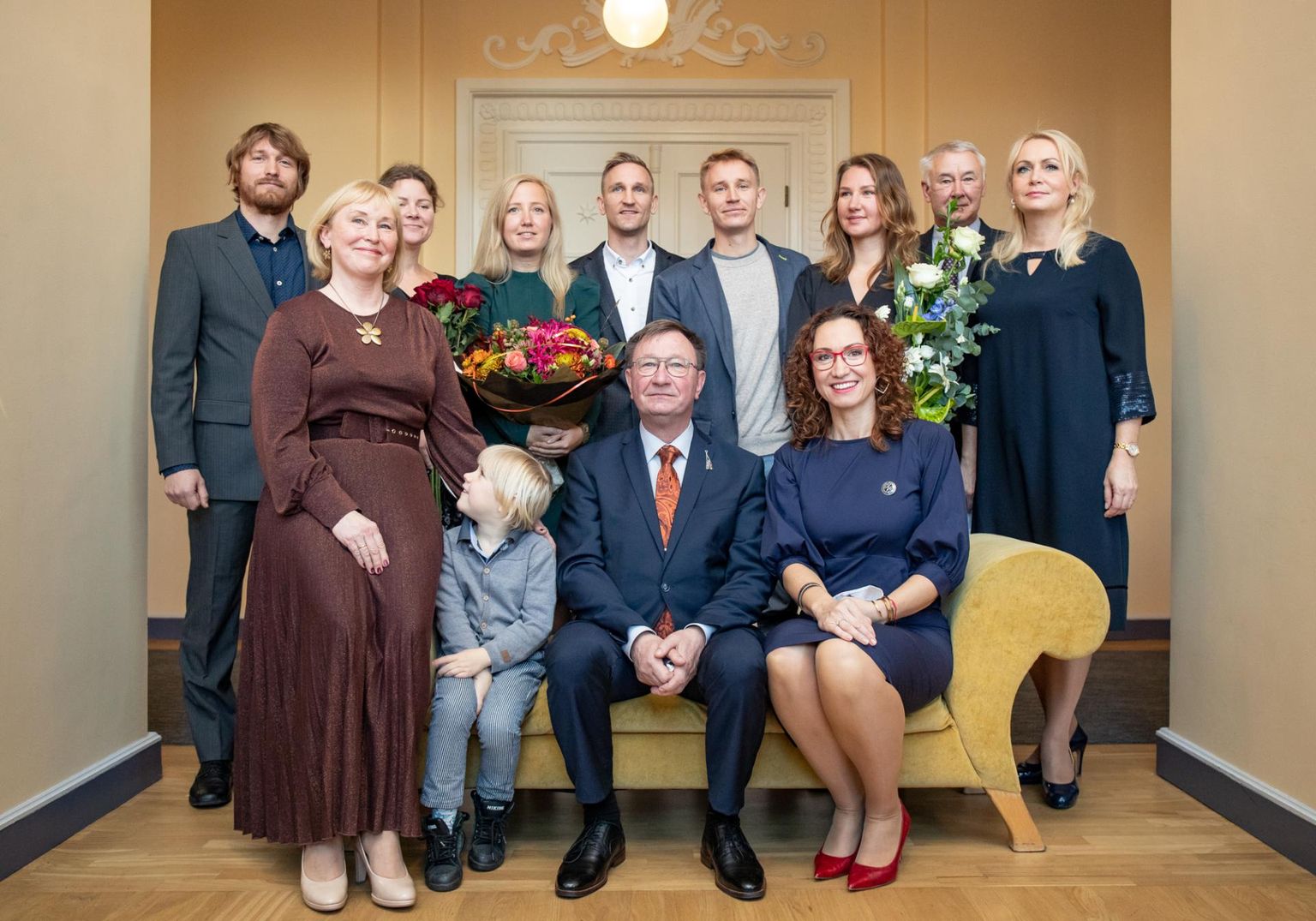 Arvo ja Lea Tuvikene oma perega. Puudub vaid Rootsis õppiv tütar. Aasta isa kõrval istub Eesti Naisliidu esinaine Mailis Alt (paremal).