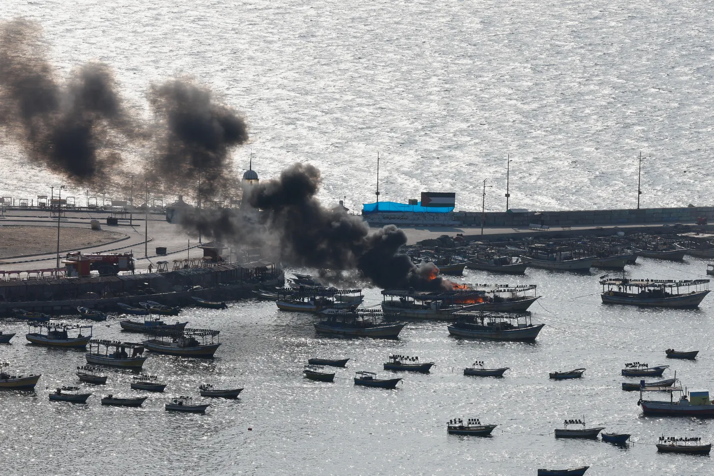 Порт Газы в воскресенье после авиаудара Израиля.