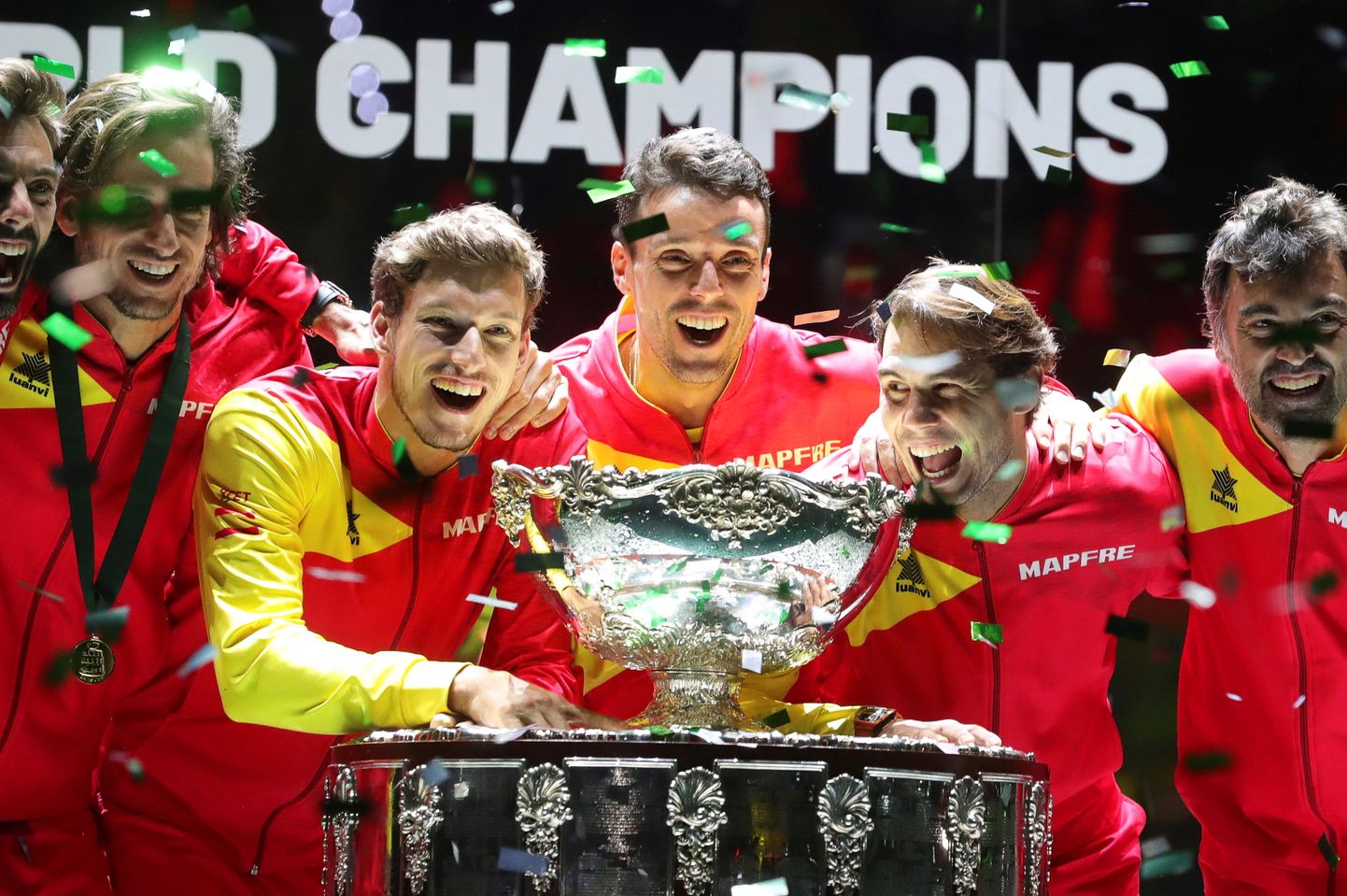 Võidukas Hispaania Davis Cupi meeskond Marcel Granollers, Feliciano Lopez, Pablo Carreno, Roberto Bautista Agut, Rafael Nadal,  ja kapten Sergi Bruguera.