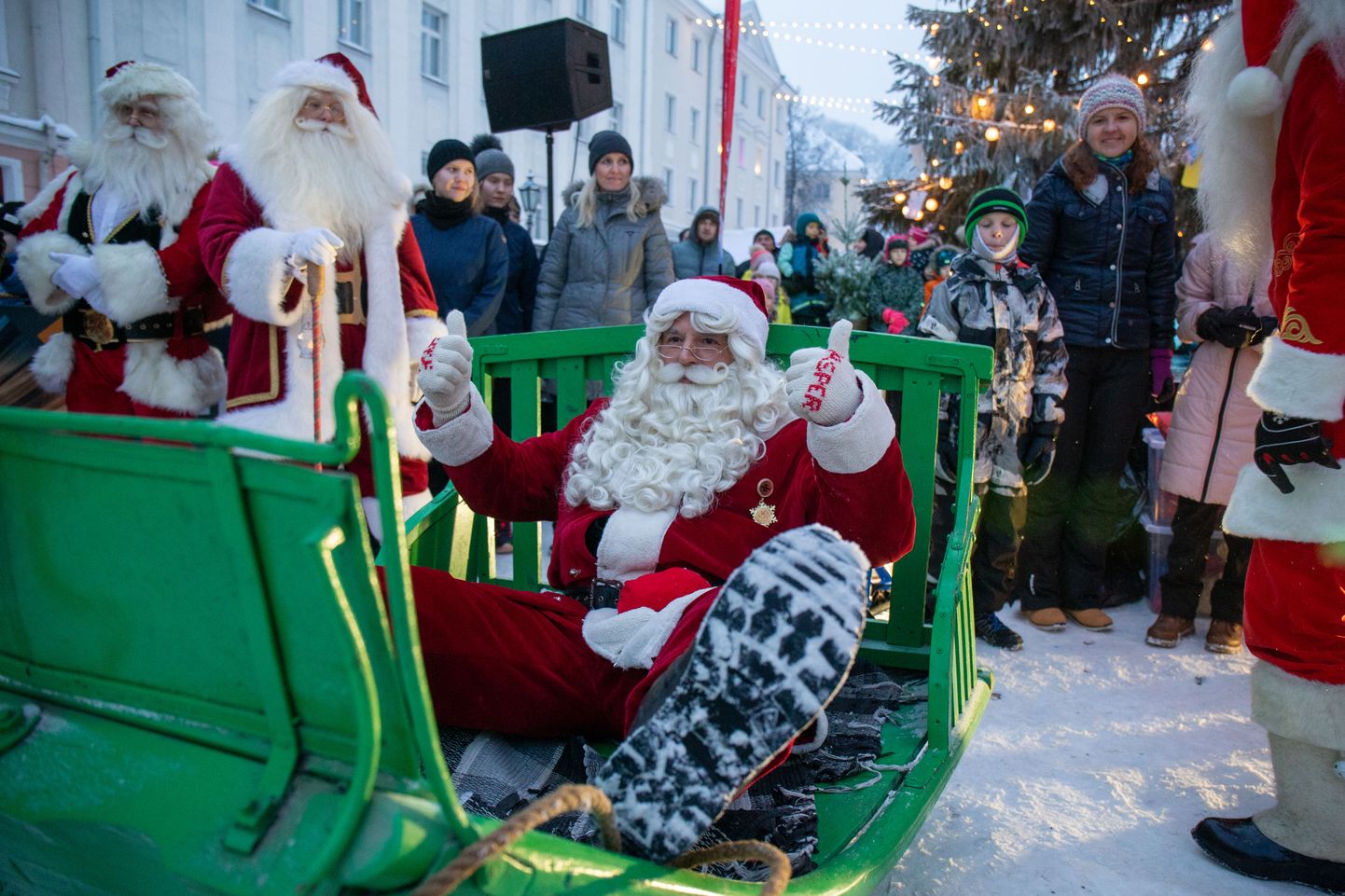Ka mullu oli Tartu jõululinnas palju jõulutaate, kel tuli võistelda näiteks saani lükkamises, kingituste laiali jagamises ning tõukekelguga sõitmises.