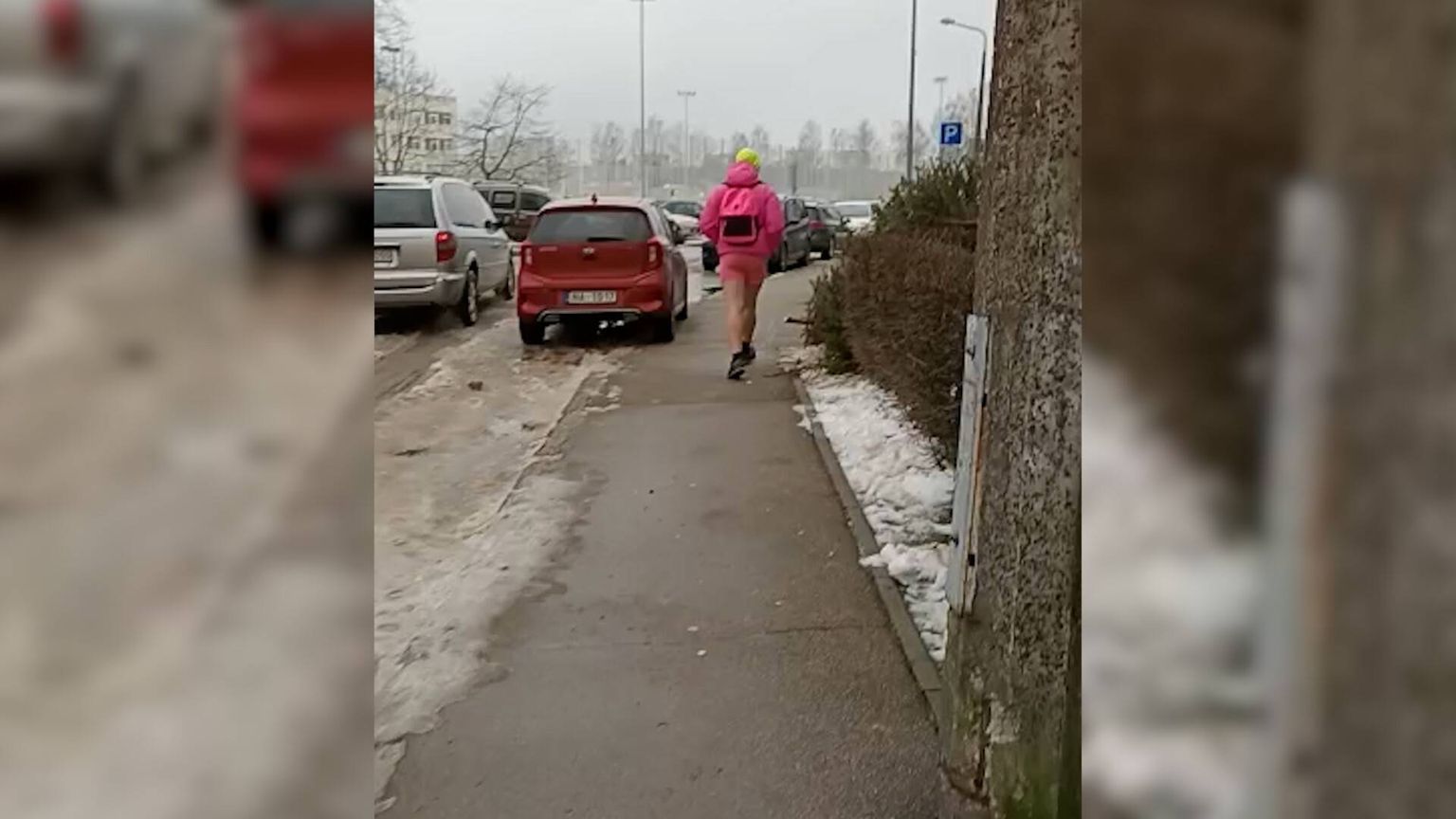 У школы в Пурвциемсе замечен подозрительный мужчина в розовом