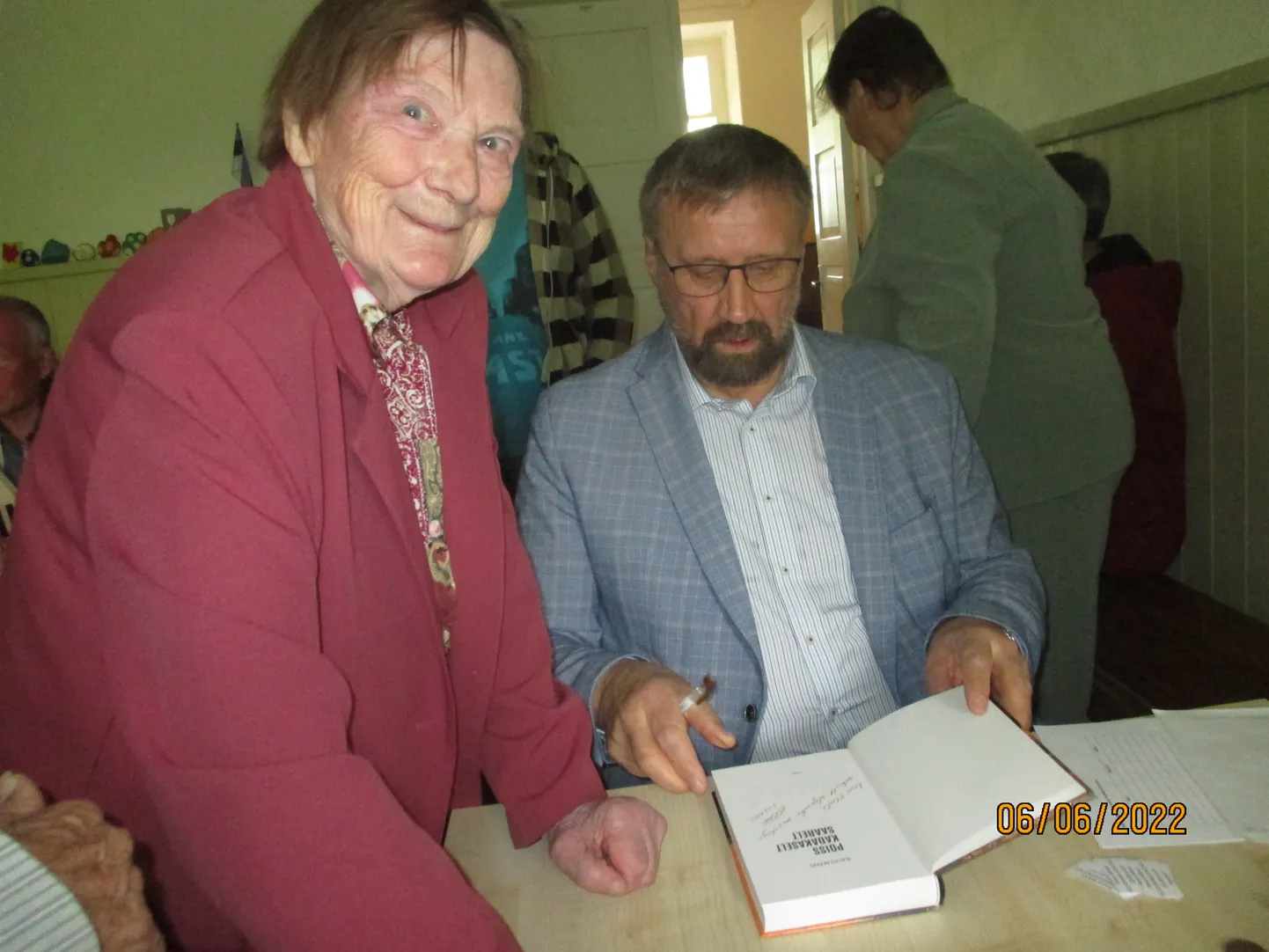 MINA TUNDSIN SINU VANAISA, teatas Raivo Männile samas külas elanud vanaproua Elve Vaher.