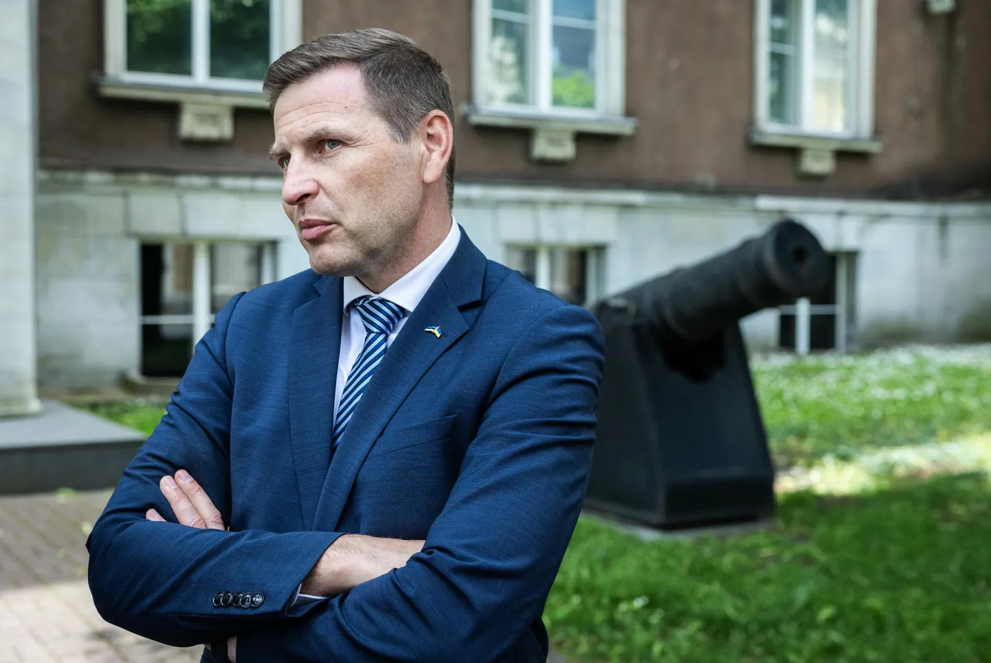 Министр обороны Ханно Певкур подвергся критике за недостаточную решимость в вопросе приобретения дополнительных боеприпасов.