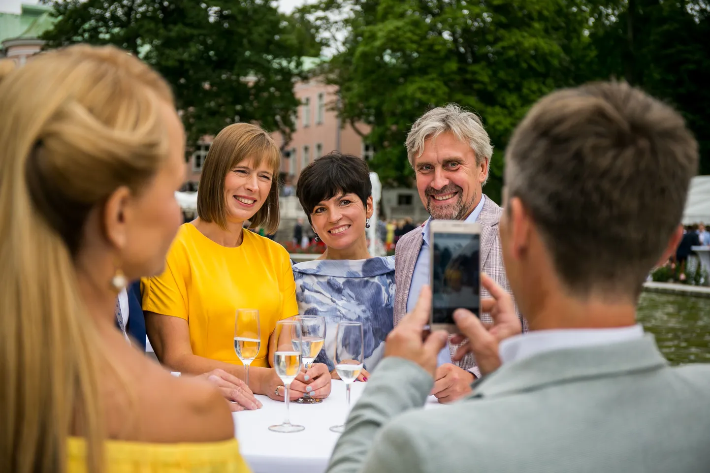 Presidendi vastuvõtt Kadrioru lossi roosiaias.