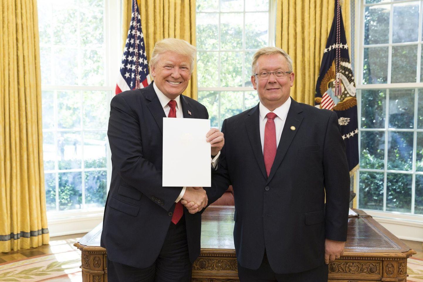 Suursaadik Lauri Lepik eelmise aasta 8. septembril oma volikirja Ameerika Ühendriikide presidendile Donald Trumpile üle andmas. FOTO: Eesti Saatkond Washingtonis