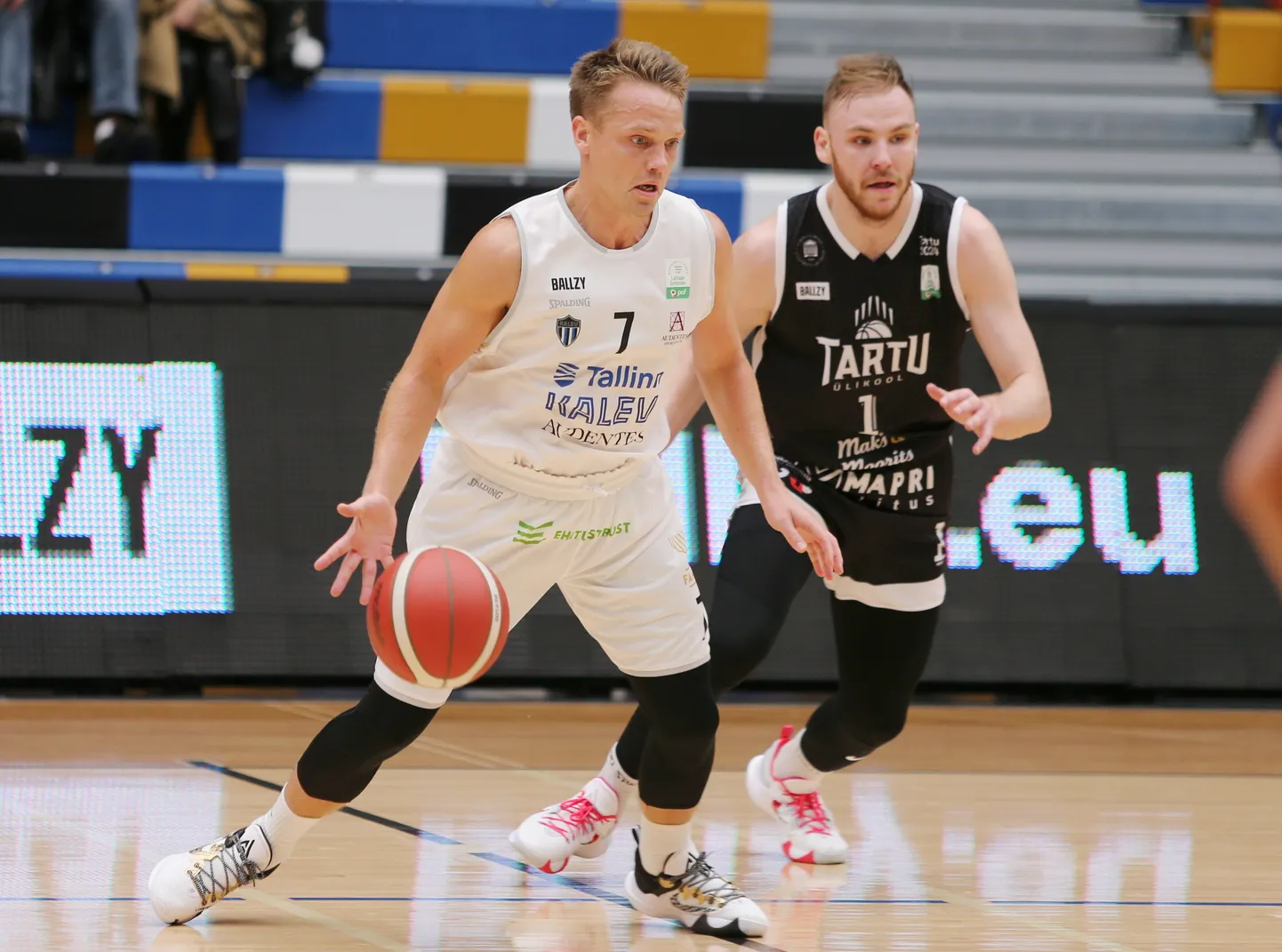 Mänguhoos on Kalev/Audentese tagamees Sten Sokk (vasakul) ja tartlane Märt Rosenthal.