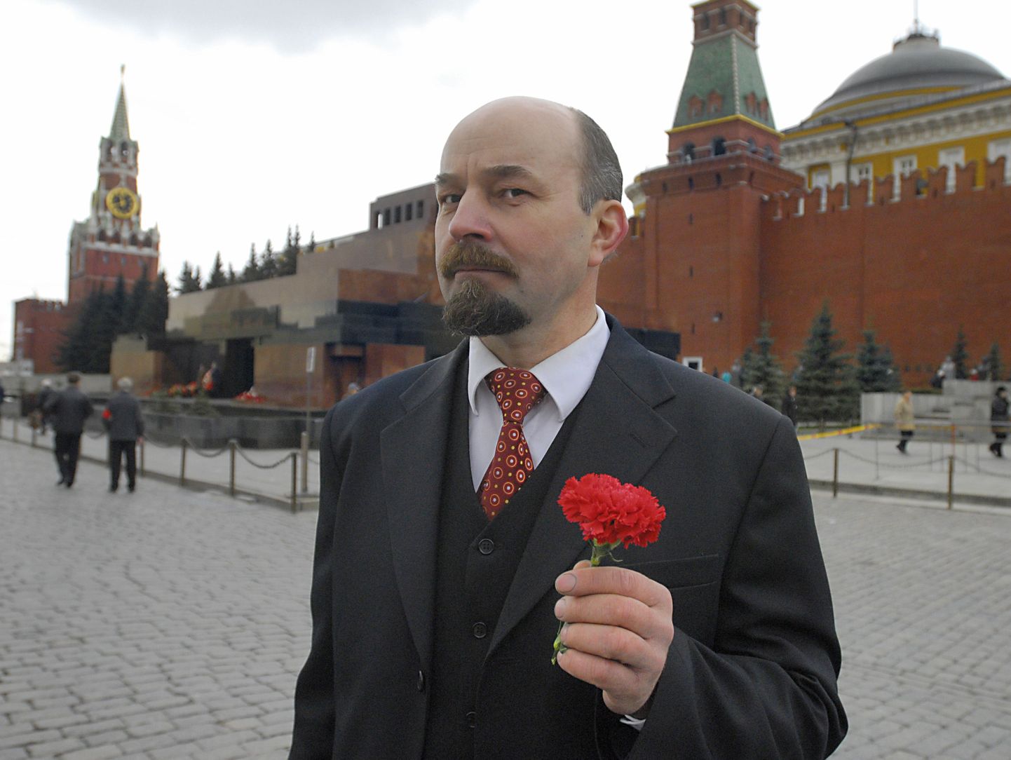 Leniniks kehastunu Moskvas Punasel väljakul asuva Lenini mausoleumi juures