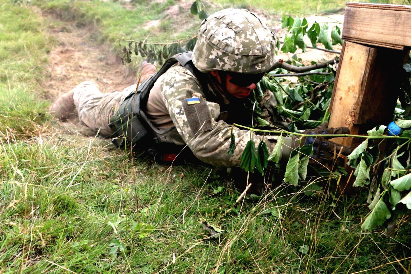 Ukraina sõdur granaadiviset harjutamas.