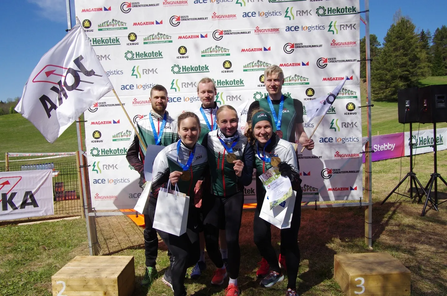 Orienteerumisklubi JOKA medalivõistkonnad autasustamise järgselt.