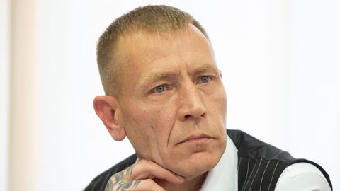 JANEK PAHKA ⟩ Pimedusest valguse kätte