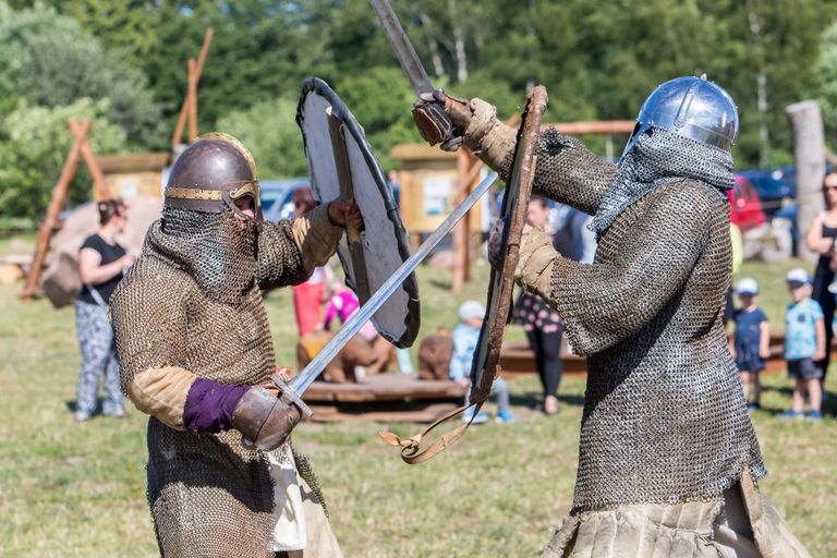 Asva viikingikülas saab näha ka mõõgavõitlust.