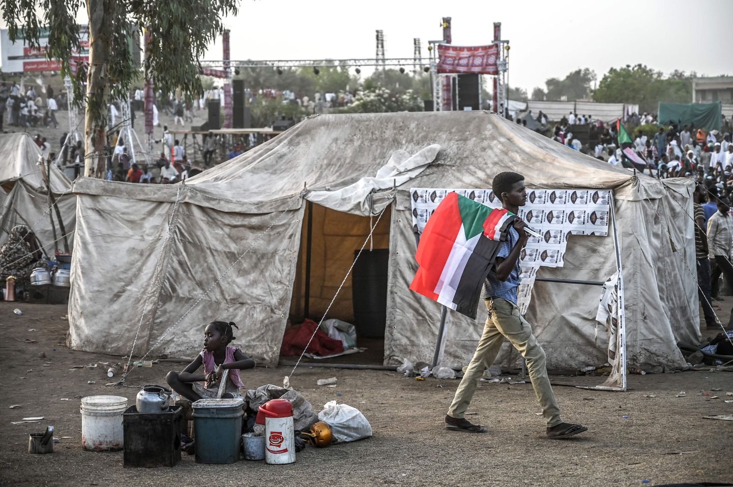 Sudaani meeleavaldaja pealinnas Hartumis armee peakorteri ees.
