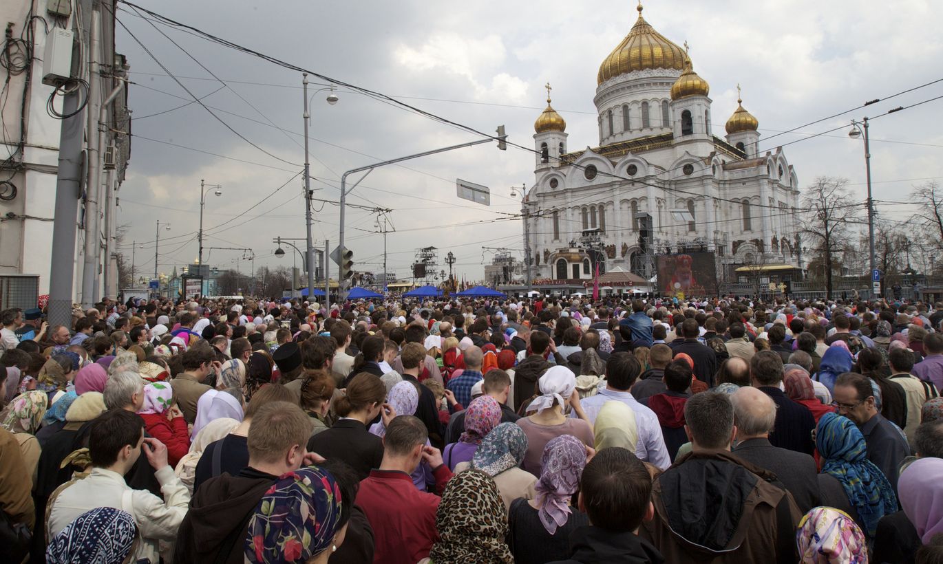 Фото около церкви. Толпа в церкви. Толпа людей в церкви. Божественное стояние храм Христа Спасителя. Всенародные молебны на площадях.