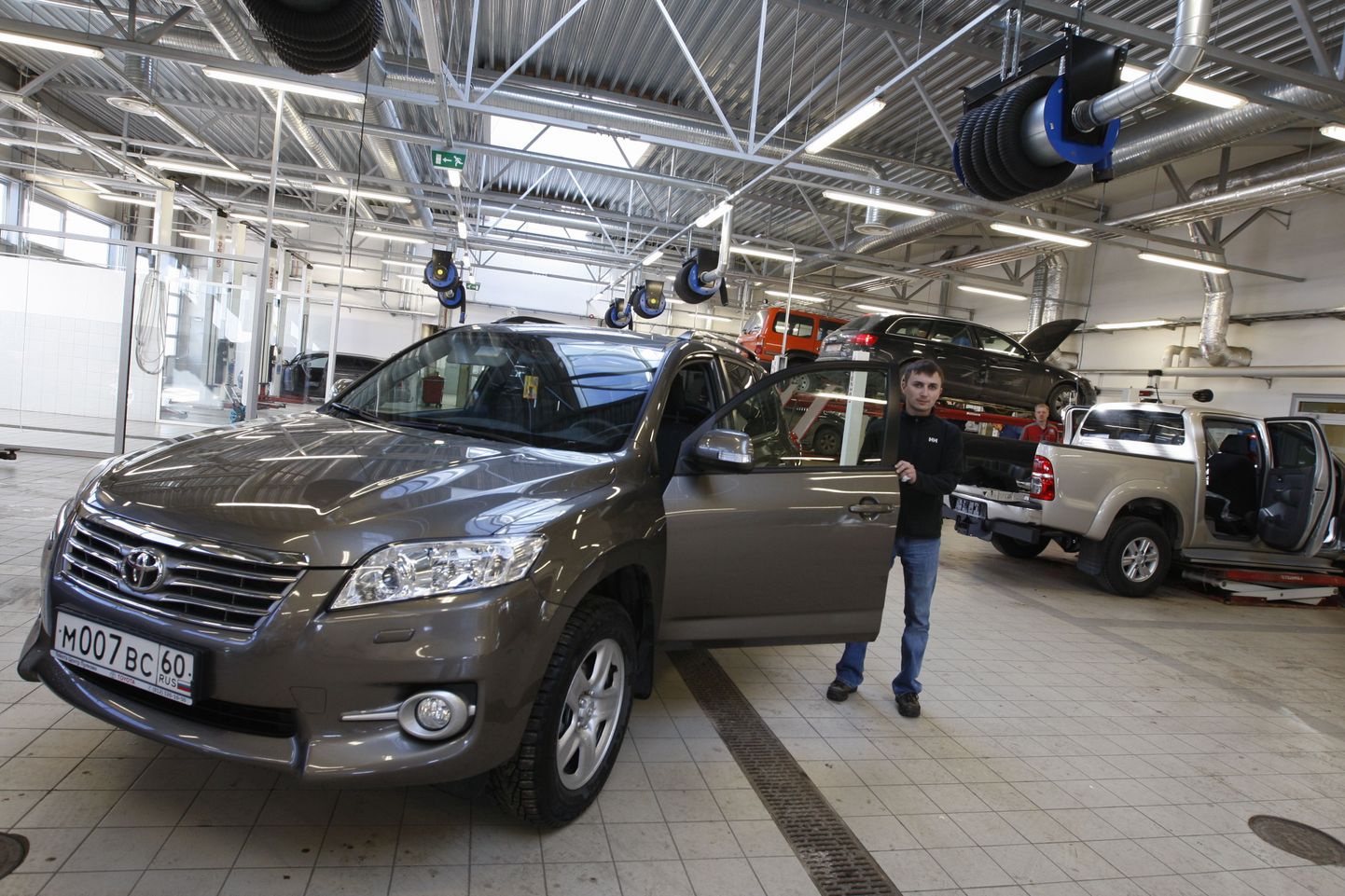 Paljud Venemaa elanikud hooldavad ja remondivad oma autosid Eestis. Pildil Pihkva elanik Pavel Šutovitš oma Toyota Amserv Autos.