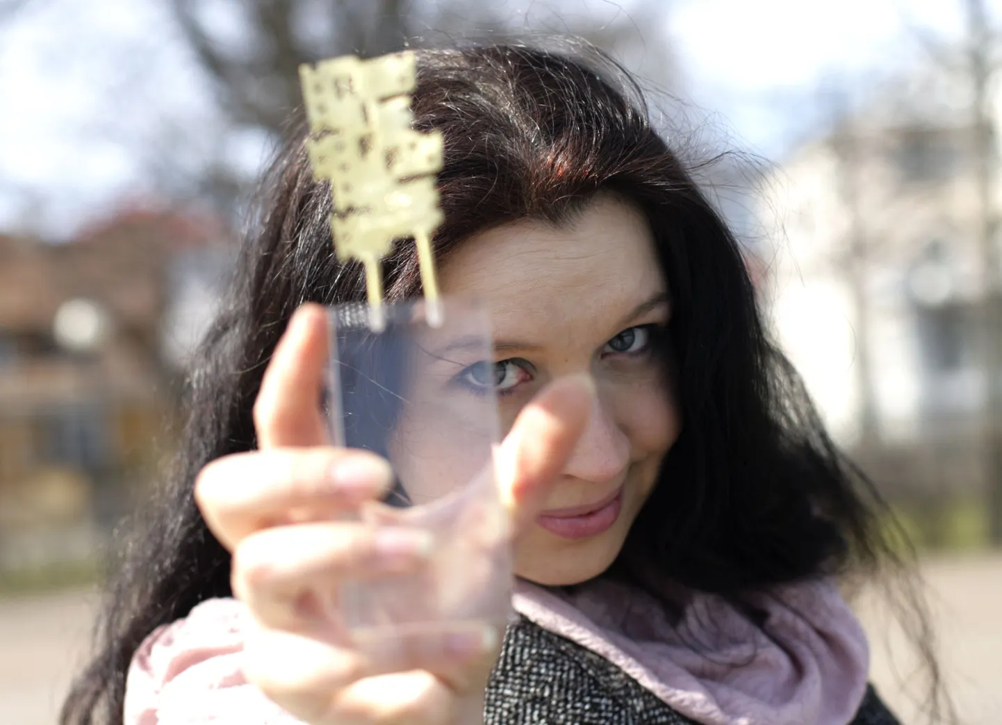 Režissöör-produtsent Anu Aun esitleb  Rooma sõltumatult filmifestivalilt koju toodud auhinda.