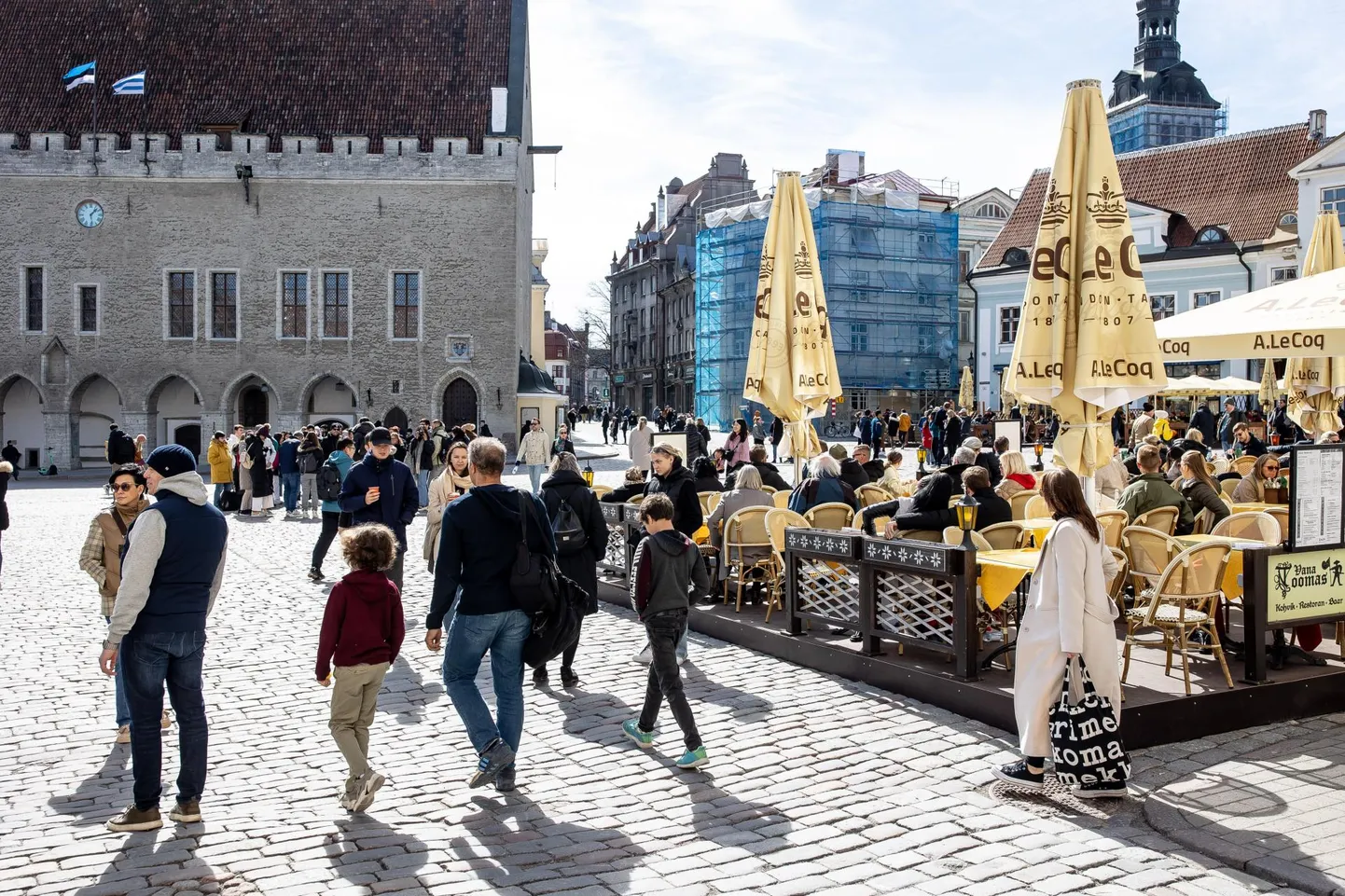 Välismaalased jõuavad Eestisse aina lühema etteteatamisajaga. Pildil kallid külalised Tallinna Raekoja platsil.