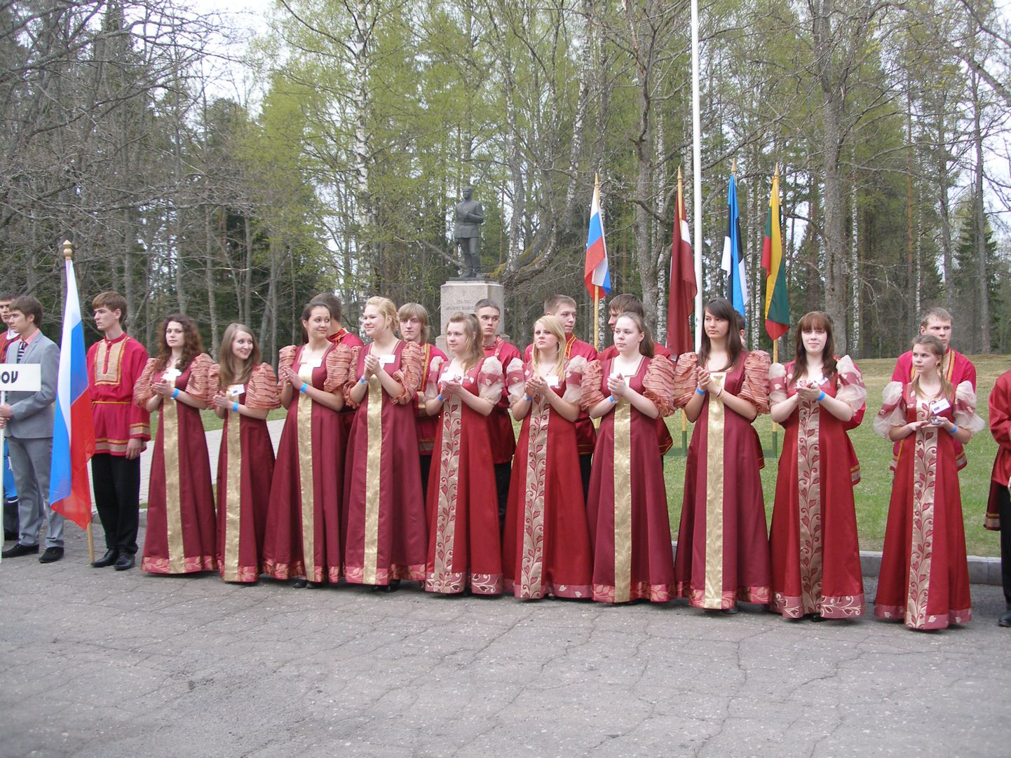 Festival toob nädalavahetuseks Tõrva koolinoori Lätist, Leedust ja Venemaalt. Pildil 2011. aastal festivalil osalenud noored Venemaalt Gdovist.