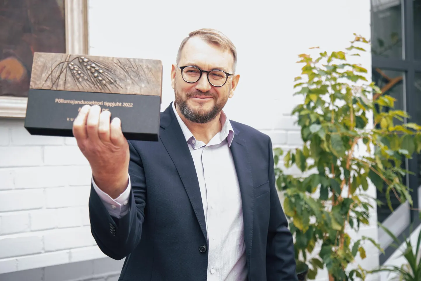 Põllumajanduse tippjuhti Ahti Kaldet autasustati skulptuuriga „Kuldne viljapea”, mille autor on Tiiu Kirsipuu.