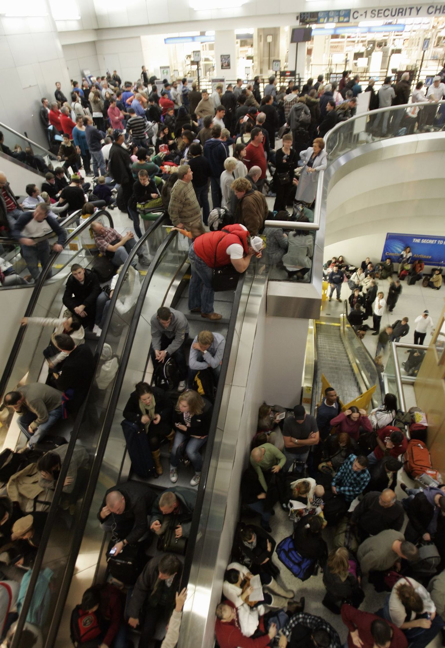 New Jersey Newarki lennujaamas pidid tuhanded reisijad läbima turvakontrolli kaks korda, sest ühel reisijal õnnestus turvaväravatest mööduda ilma kontrollita.