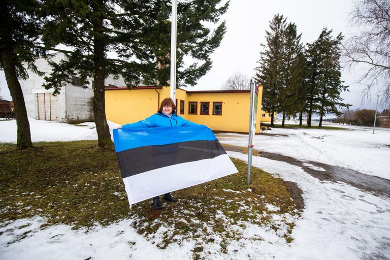 Rahinge külaseltsi eestvedaja Külli Pann pidupäeva eel lippu tuulutamas.